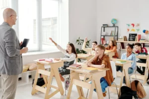 Professor e alunos em uma sala de aula, imagem usada para ilustrar o que é gramática histórica