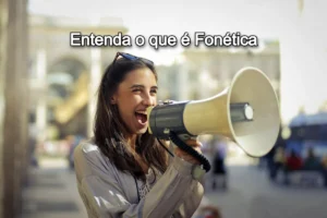 Mulher na rua usando um megafone e um texto na imagem escrito, entenda o que é fonética